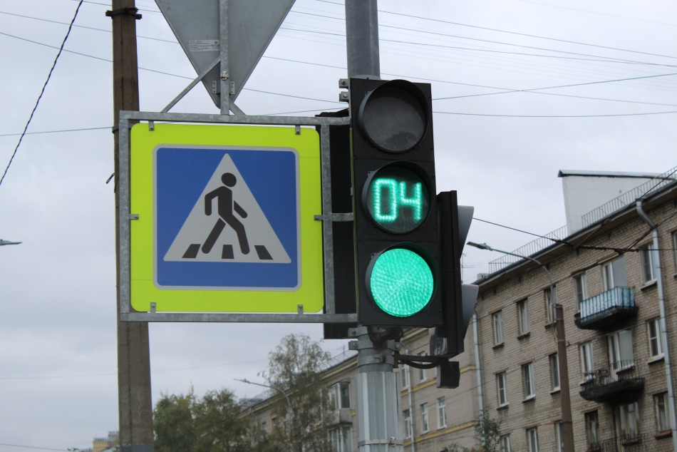 В Приморском районе Петербурга установили временный светофор на опасном перекрестке
